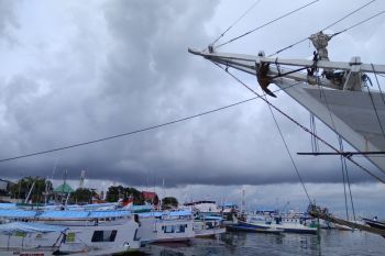 Kesyahbandaran Makassar imbau tunda pelayaran akibat cuaca buruk