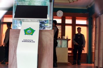 KPK geledah  kantor Dinas PU Bina Marga dan Sumber Daya Air Sidoarjo