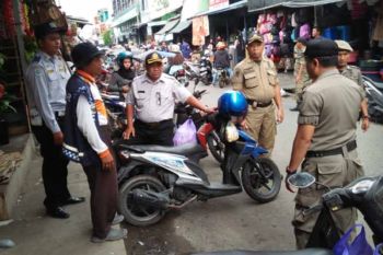 Satpol PP bersama Dishub Kapuas merazia pedagang dan pakir liar