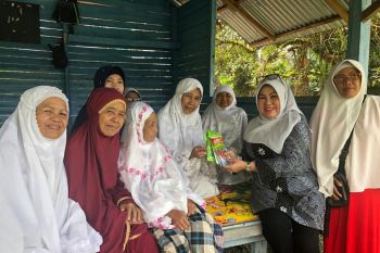 Anggota DPRD Riau beri bibit ke Kelompok Tani Salo Kampar