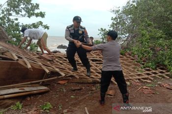 Lima warung runtuh diterjang puting beliung di Batang