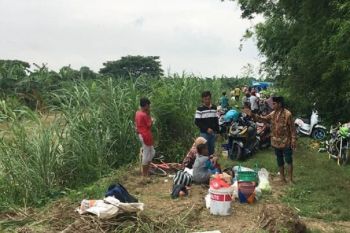 Ratusan warga terdampak banjir Demak bertahan di tanggul sungai