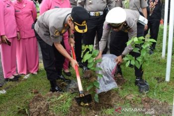 2.500 bibit pohon ditanam oleh Polres Padang Panjang