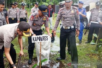 Polres Agam tanam 500 bibit pohon bentuk peduli lingkungan