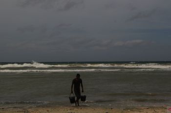 BMKG : Gelombang 4-5 meter landa perairan laut NTT