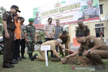 Polres Ogan Komering Ulu tanam  ratusan pohon produktif