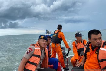 Tim SAR gabungan selamatkan lima nelayan Bone terjebak di tengah laut