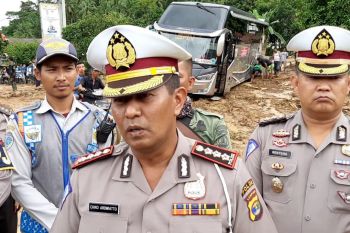 Polisi lakukan rekayasa lalu lintas di lokasi banjir Tanggamus