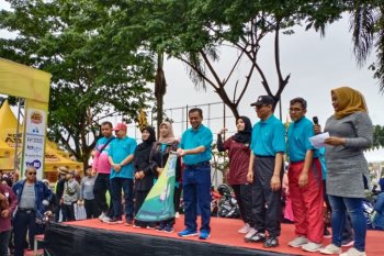 Meski diguyur hujan sekitar 25 ribu peserta jalan sehat tetap semangat