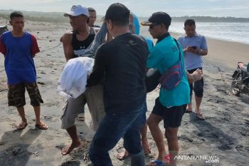 Dua wisatawan tewas  terseret ombak Pantai Cijeruk Garut