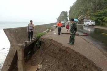 Trans Sulawesi di Kabupaten Majene nyaris putus akibat abrasi