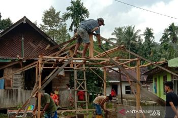 Warga Solok Selatan "bedah" warung secara swadaya