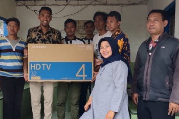 16 unit televisi dipasang di Balai RW perkampungan nelayan Surabaya
