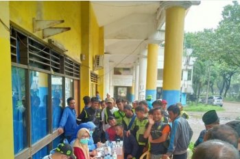 Petugas lapangan diperiksa kesehatan terkait tugas pasca bencana banjir