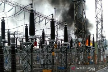 Empat mobil damkar dikerahkan  padamkan api di Gardu PLN Cempaka Putih