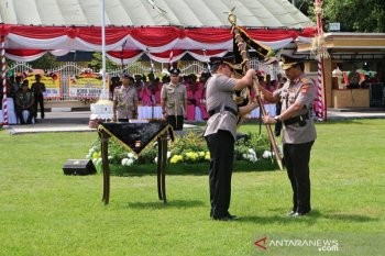 Irjen Nana Sudjana menyerahkan Pataka Polda NTB ke Irjen Tomsi Tohir