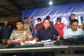Tiga pemuda Pekanbaru tertangkap basah saat judi online di warnet