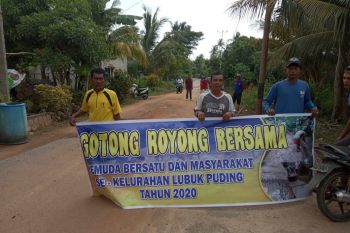 Jalan rusak parah, pemuda Pulau Buru bergotong royong perbaiki jalan