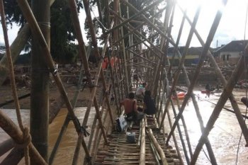 Korban banjir bandang di Lebak bangun jembatan darurat