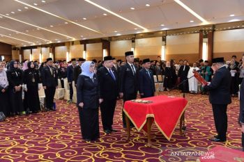 Polemik pelantikan pejabat di Riau: dari famili gubernur dan sekda juga pemakai narkoba