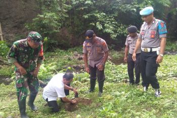 TNI-Polri  penananam pohon di wilayah aliran sungai