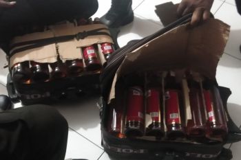 Polsek KPL Jayapura amankan puluhan botol minuman beralkohol