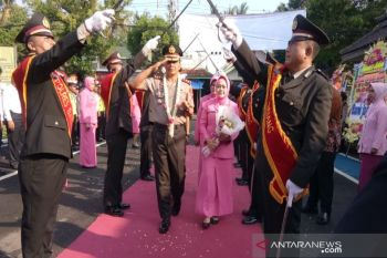 Kapolres Batang AKBP Abdul Waras disambut tradisi pedang pora