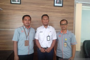 Calon penumpang bisa membeli tiket feri di Kantor Pos