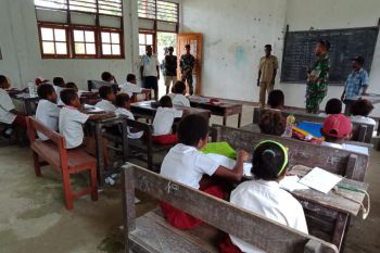 Danyonif 509/Kostrad bantu mengajar siswa SD perbatasan RI-PNG