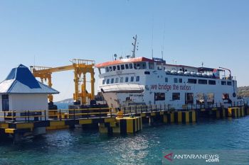 Penumpang kapal  penyeberangan antarpulau  sepi