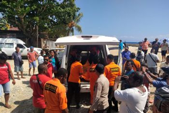 Tim SAR Biak evakuasi mayat korban perahu motor terbalik di pulau Yapen
