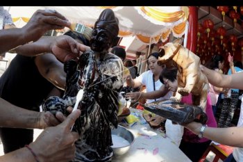 Persiapan perayaan Imlek di Kuta