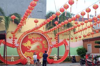 Ratusan lampion hiasi Klenteng See Hin Kiong sambut Imlek di Padang