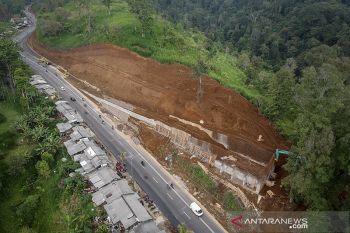 Pembangunan jalur penyelamat di tanjakan emen