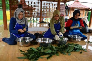 Pertamina Sumbagsel beri pelatihan ke mitra binaan penenun kain