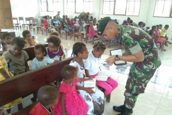 Prajurit TNI bantu mengajar di sekolah minggu di Gereja Injili Yabanda
