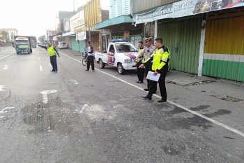 Xenia tabrak truk tronton, tiga orang meninggal
