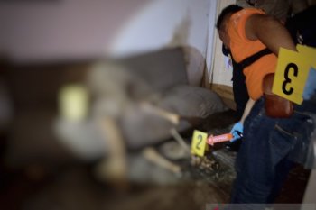 Kerangka manusia duduk di sofa rumah kosong: berjenis kelamin laki-laki