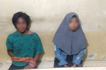 Kedapatan mesum dengan istri orang, rumah tersangka dikepung warga