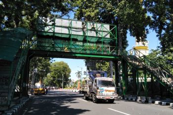 Pemkot Mataram membongkar JPO Pejanggik