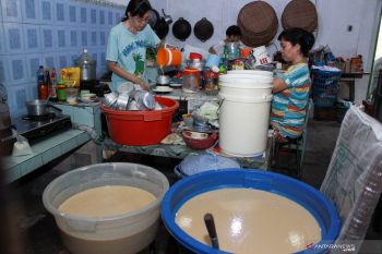 Produksi kue keranjang