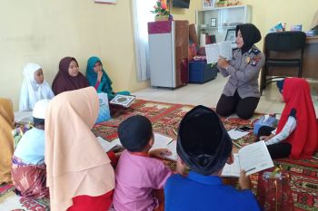 Polwan di Lingga jadi guru ngaji