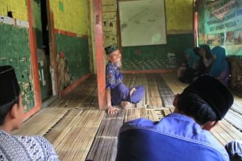 Guru mengaji sambil jadi pedagang asongan