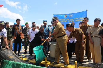 Gubernur Arinal minta Danlanal jaga perairan Lampung dari pencurian ikan