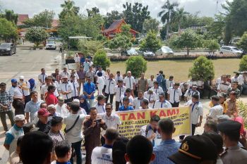 Pengurus RT/RW Pekanbaru demo tuntut insentif yang nunggak tiga bulan