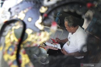Perajin wayang kulit terkendala cuaca