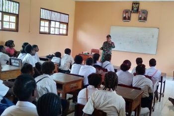 TNI ikut mengajar di SD Inpres Kampung Yammua, Papua