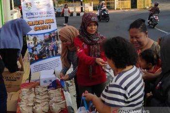 Dinsos-penyandang disabilitas Kota Magelang berbagi nasi bungkus "Jumat Bersaudara"