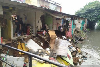 Hujan deras, tiga ruko di Pulo Gadung ambles