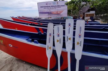 Nelayan Parigi terima bantuan perahu